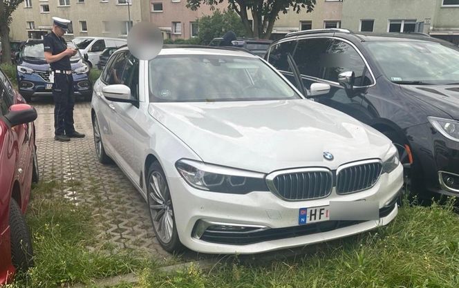 Uciekał kradzionym BMW, radiowóz wylądował na dachu. Pirat drogowy w rękach policji
