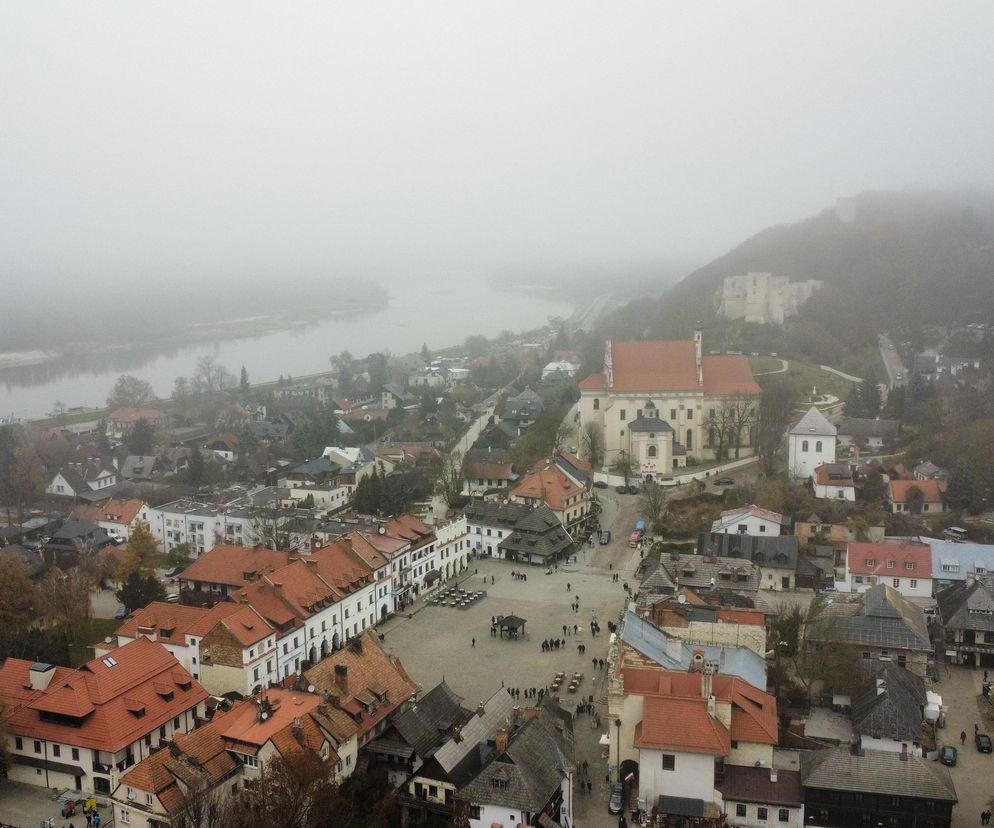 Mglisty Kazimierz Dolny w obiektywie. Miasteczko nad Wisłą przyciąga turystów nawet późną jesienią