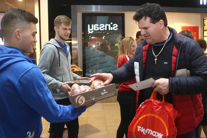 Tłusty Czwartek. Piłkarze Stomilu Olsztyn rozdawali pączki w Galerii Warmińskiej