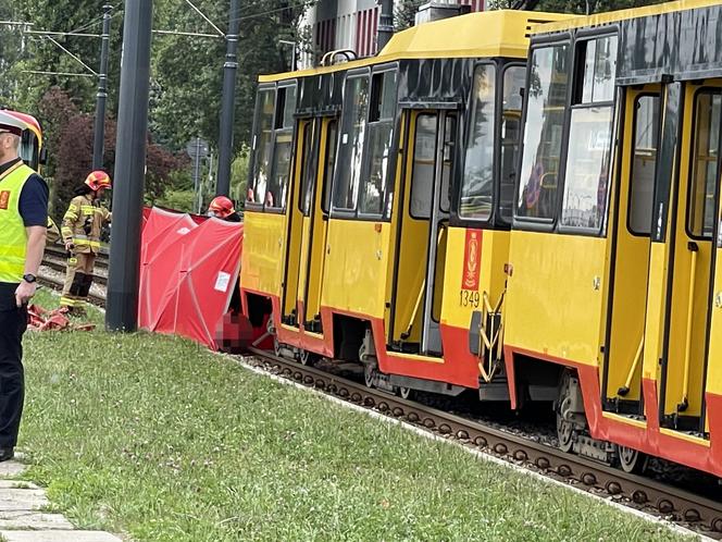 Czterolatek zginął ciągnięty przez tramwaj po torowisku. W miejscu tragedii wciąż płoną znicze 