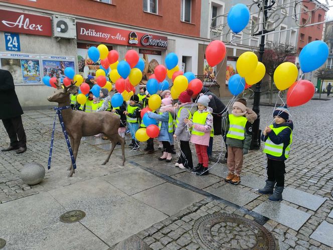 Jelonek stanął przy fontannie na ul. Długiej! Nowa atrakcja turystyczna Łomży poleca się do robienia zdjęć