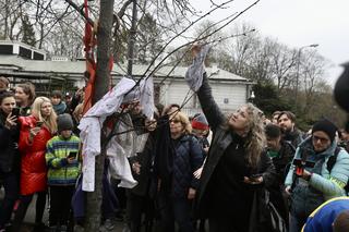 Zarzucili ambasadę gratami. Niecodzienna akcja na Belwederskiej