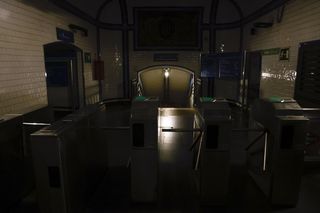 Ciemności na stacji metra w Madrycie