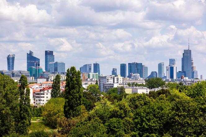 Widok z Górki Szczęśliwickiej w parku Szczęśliwickim, między ul. Drawską a Włodarzewską w Warszawie