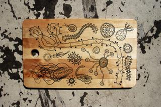 Moda na ebolę! Koszulki, torby i świeczki z napisem ebola są hitem!