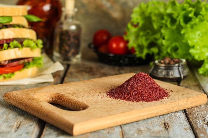 Obniży cholesterol, zbije cukier, poprawi trawienie. Ten czerwony proszek dodaj do obiadu