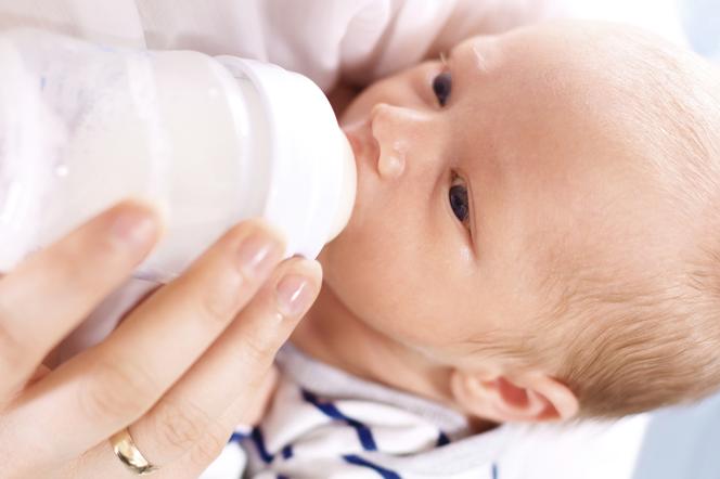 Sztuczne karmienie noworodków: wady i zalety karmienia butelką