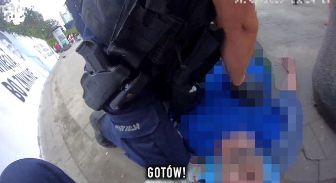 Mężczyzna spadł z muru i przestał oddychać! Heroiczna akcja policjantów
