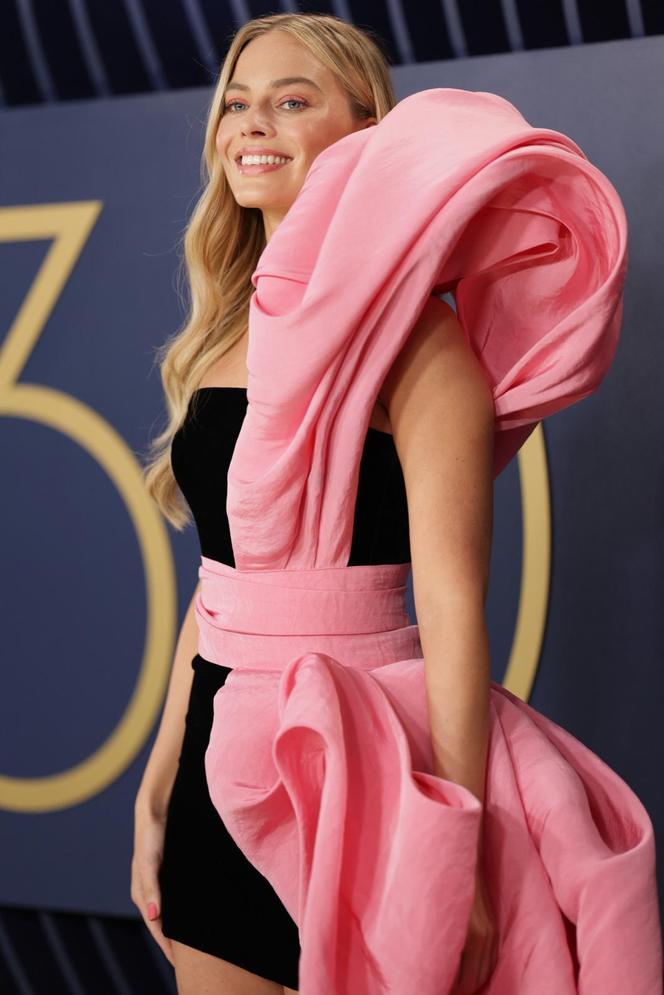Gala SAG Awards 2024. Margot Robbie zachwyciła manicure w stylu "jelly pink nails" [ZDJĘCIA]