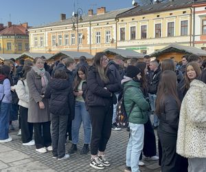 Maturzyści z Nowego Sącza zatańczyli poloneza na Rynku 