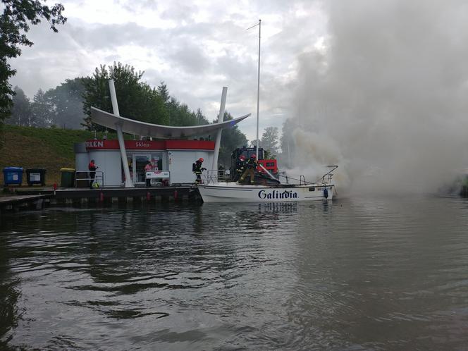 Pożar na jeziorze Kisajno. Jacht stanął w płomieniach [ZDJĘCIA]