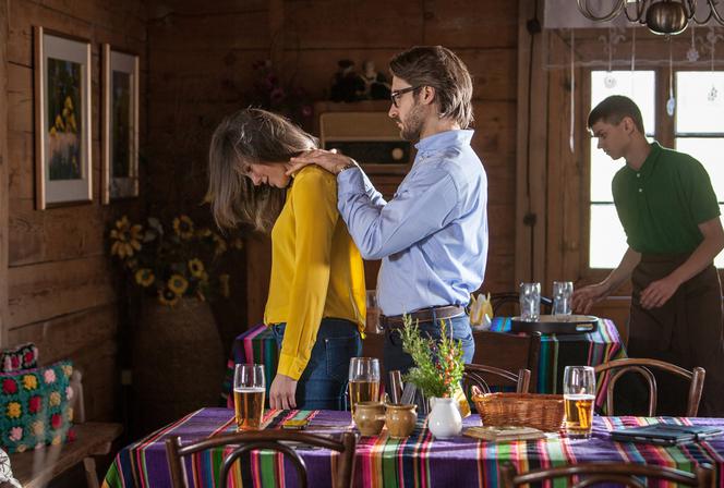 To nie koniec świata 2 sezon odc. 20. Anka (Karolina Gorczyca), Adam Tenczyński (Piotr Stramowski)
