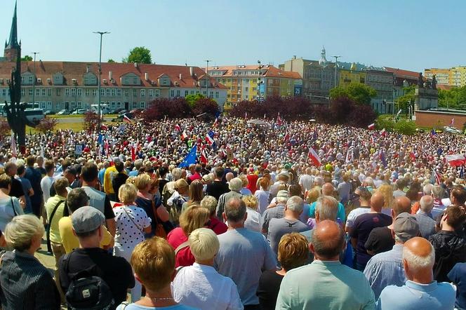 Manifestacja 4 czerwca na placu Solidarności w Szczecinie