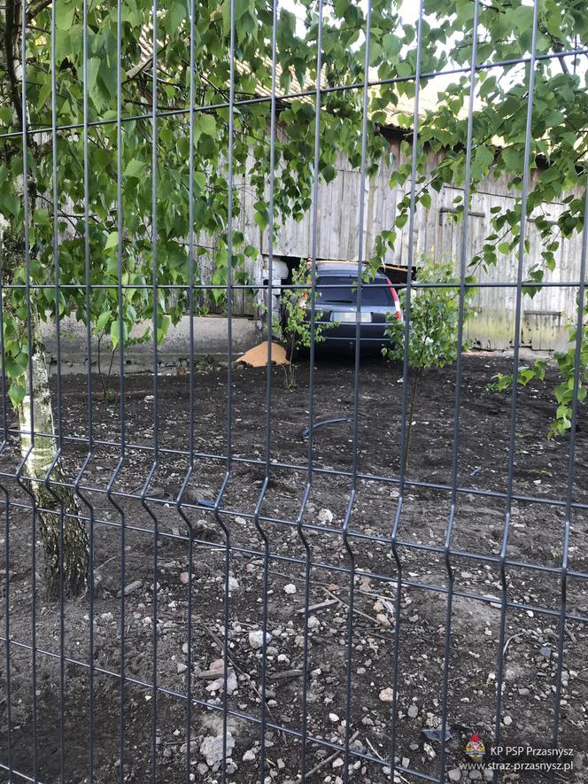 Przasnysz. Staranował ogrodzenie, drzewo i wjechał w stodołę! Szuka go policja!