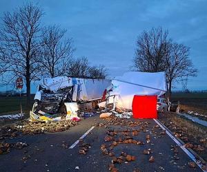 Tragiczny wypadek na Pomorzu. Ciężarówka zderzyła się z  samochodem dostawczym 