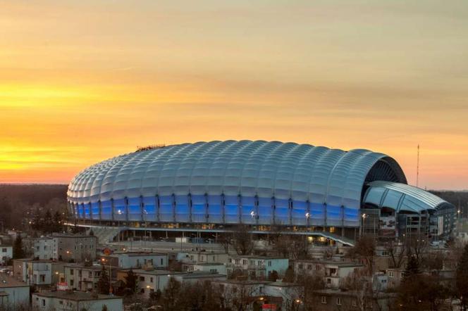 Ostatnio zrobili to lata temu! Pierwsze po Euro 2012 mycie membrany stadionu