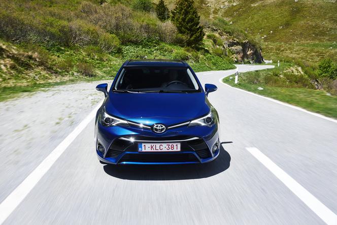 Toyota Avensis Touring Sports lifting 2015