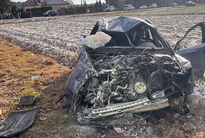 Wypadek w Dębowicy, auto dachowało