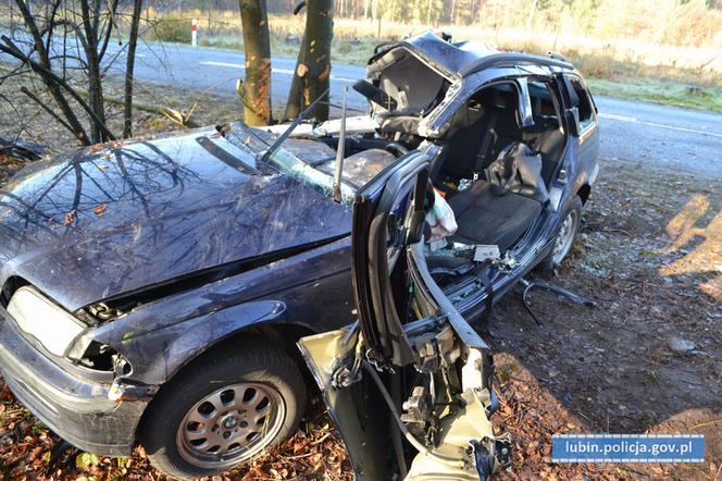 BMW rozbiło się na drzewie, nie żyje młoda kobieta