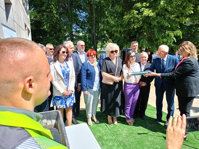 W ścianie budynku powstającego Branżowego Centrum Umiejętności w branży elektroenergetyki zamurowana została także kapsuła czasu