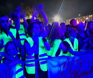 Posadzili drzewa, a następnie dali gorący koncert. Finał akcji zespołu Nocny Kochanek w Skarżysku