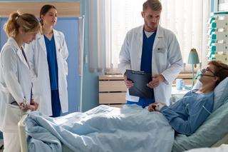 Na dobre i na złe odcinek 856. Oliwia (Irmina Liszkowska), Maks Beger (Tomasz Ciachorowski), Gloria (Aleksandra Grabowska)