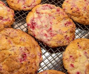 Zamiast czekolady dodaję sezonowe owoce i orzechy. Te domowe ciasteczka smakują bajecznie 