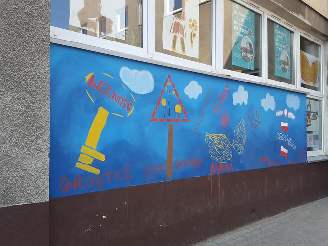 Nowy mural w Lesznie. Za wałki i pędzle chwycili uczniowie