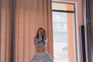 Małgorzata Rozenek-Majdan ćwiczy kocie ruchy na parkiecie. Na razie bardziej lwiątko niż pantera!