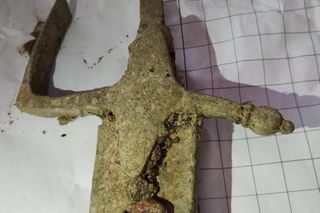 Zabytkowa szabla wyłowiona z Wisły. Rzeka odkrywa skarby z przeszłości