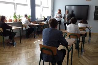 Ósmoklasiści mierzą się z egzaminem. Na początek język polski