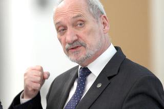 Wotum nieufności wobec szefa MON w Sejmie. PiS opuszcza salę 