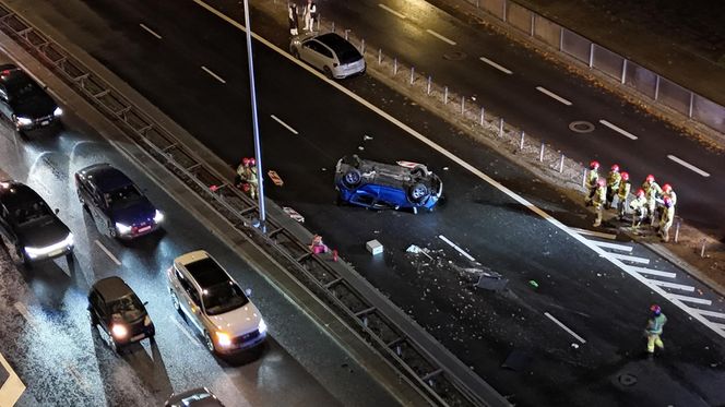 Auto rosyjskiej ambasady dachowało w Warszawie! Odłamki uszkodziły inne pojazdy