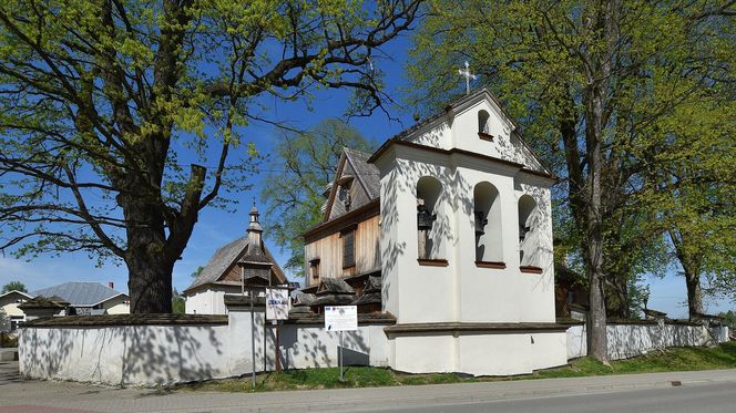 To jedna z najciekawszych małopolskich wsi. Jej ozdobą jest szlachecki dwór 