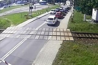 Kierowca auta utknął między zaporami w Wodzisławiu Śląskim