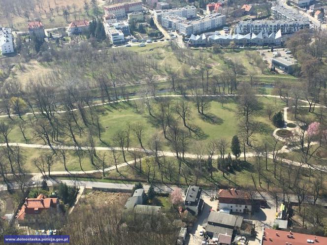 Policyjny śmigłowiec patroluje Wrocław