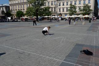 Największa w Polsce tablica Mendelejewa namalowana... kredą