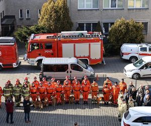 Strażacy przyszli pod dom komendanta, żeby go pożegnać. Mieli ważny powód