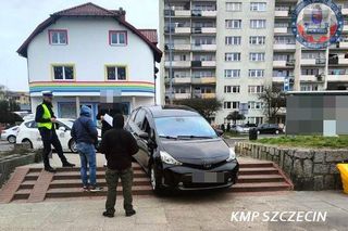 Kierowca zaufał nawigacji. Toyota zawisła na schodach