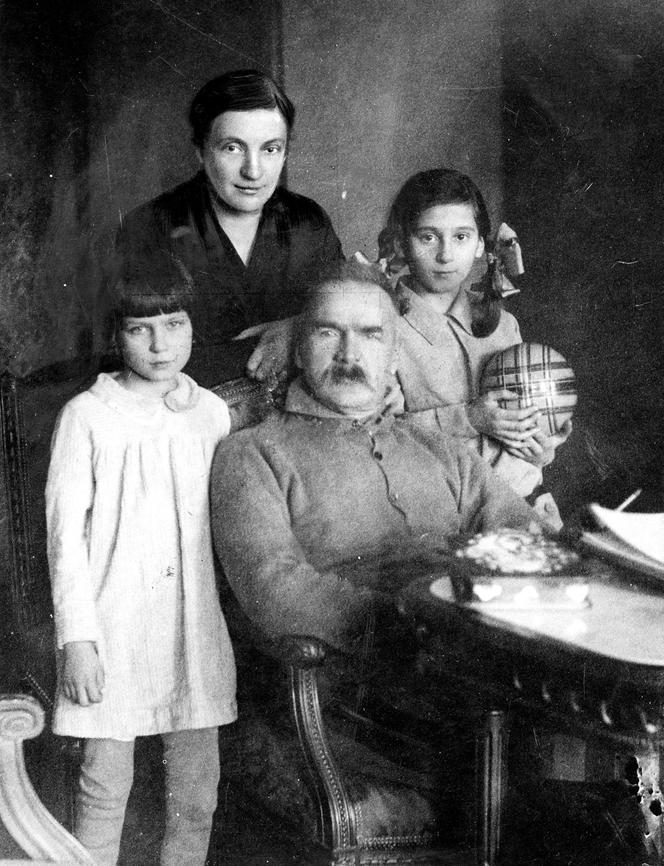 Józef Piłsudski z rodziną: (od lewej) Jadwiga, Aleksandra Piłsudska ze Szczerbińskich, Wanda