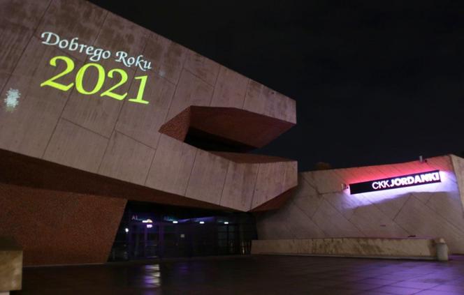 Toruń prezentuje iluminacje z noworocznymi życzeniami