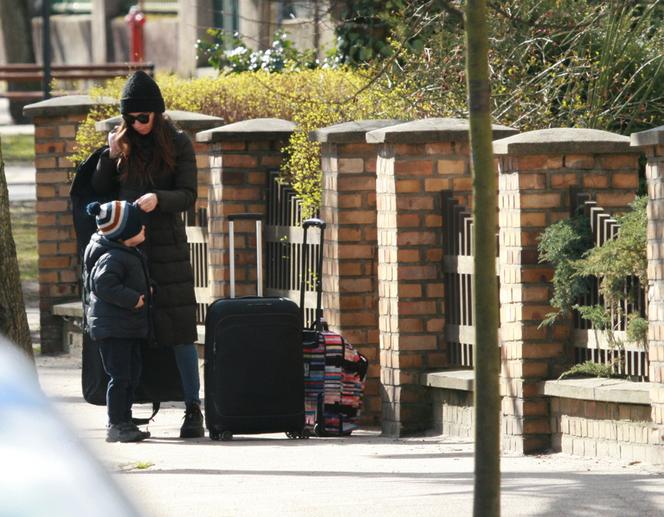 Kaczyńska targała walizki na dworcu. Pomógł konduktor