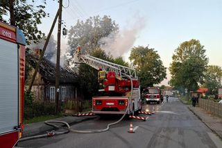 Pożar domu 69-latka pod Radomskiem! Podpalacz podłożył ogień pod sąsiednim budynkiem [ZDJĘCIA]