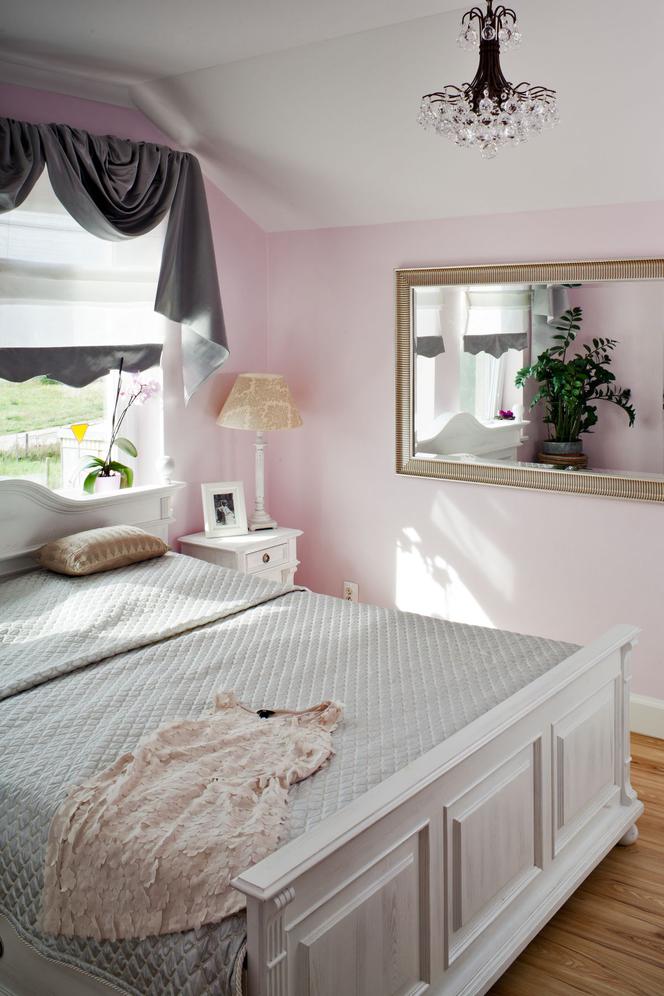 Różowa ściana w sypialni