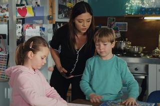 M jak miłość odc. 1726. Szymek (Staś Szczypiński), Iza (Adriana Kalska), Maja (Laura Jankowska)