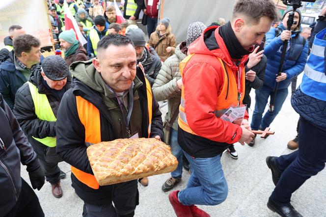 Protest rolników 20 marca przed Lubelskim Urzędem Wojewódzkim w Lublinie