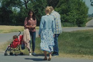 M jak miłość odc. 1751. Jagoda (Katarzyna Kołeczek), Tadeusz (Bartłomiej Nowosielski), Ola (Justyna Karłowska), Gabrysia (Sara Lesiczka)