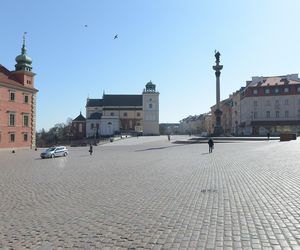 Pusty plac Zamkowy w Warszawie 25.03.2020