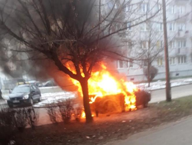 W Chodzieży o krok od tragedii! Samochód osobowy stanął w płomieniach