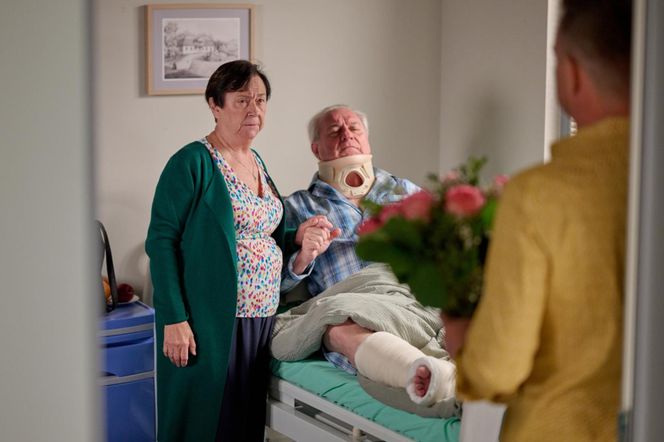 Na Wspólnej, odc. 4065. Helena (Małgorzata Peczyńska), Zbigniew Sokół (Wiesław Cichy), Wojtek (Wojciech Błach)